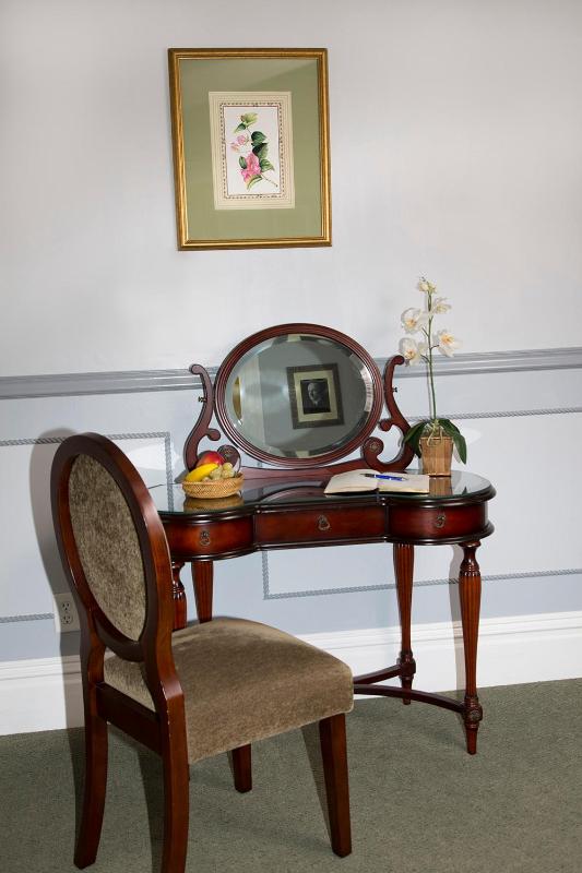 Coolidge Deluxe Bedroom image 3