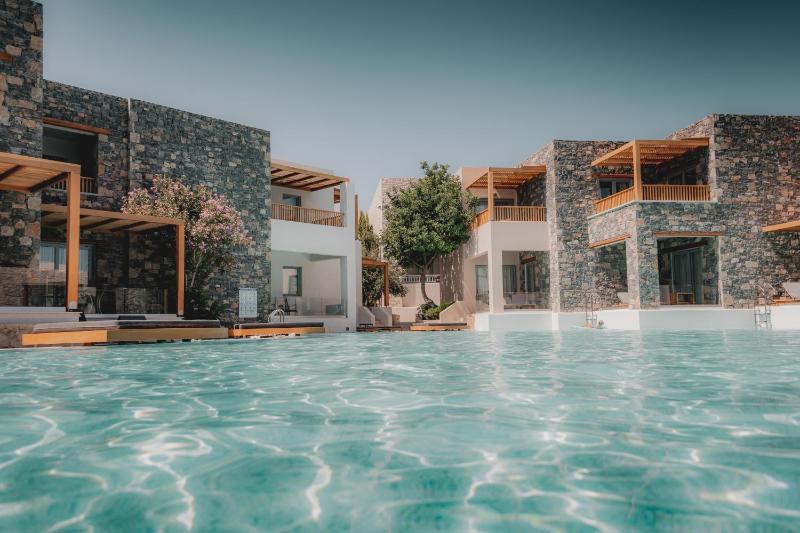 Superior Double or Twin Room with Pool View image 4