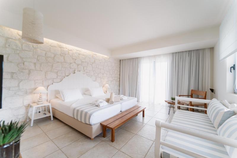 Junior Suite with Pool View image 3