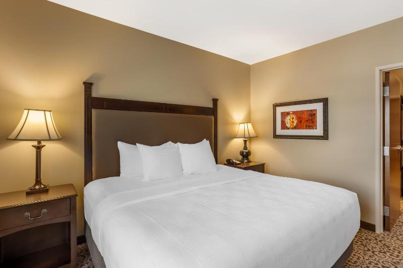 King Room with Sofa Bed image 3