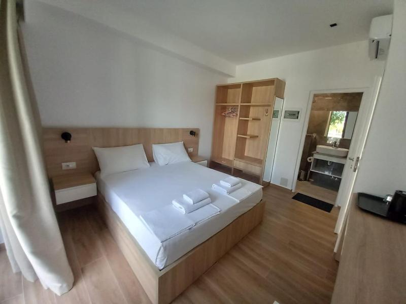 Double Room with Balcony image 4
