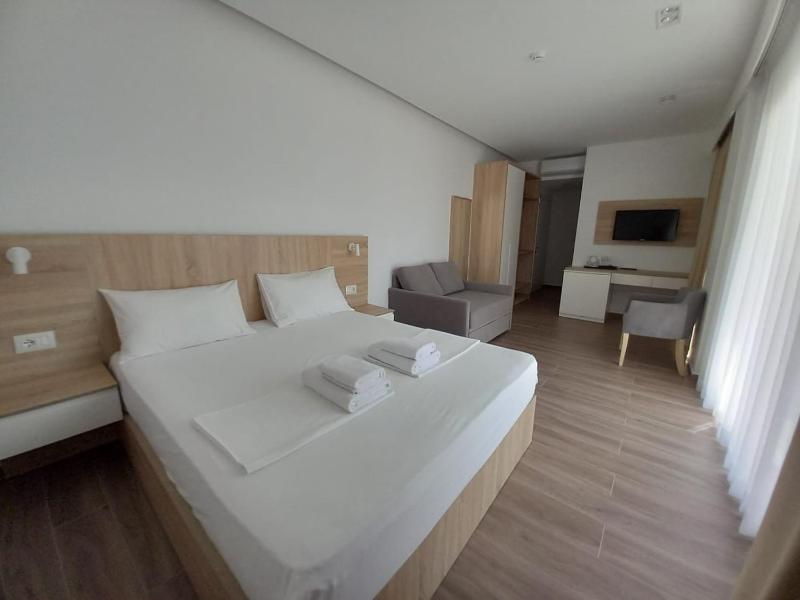Triple Room with Balcony image 2