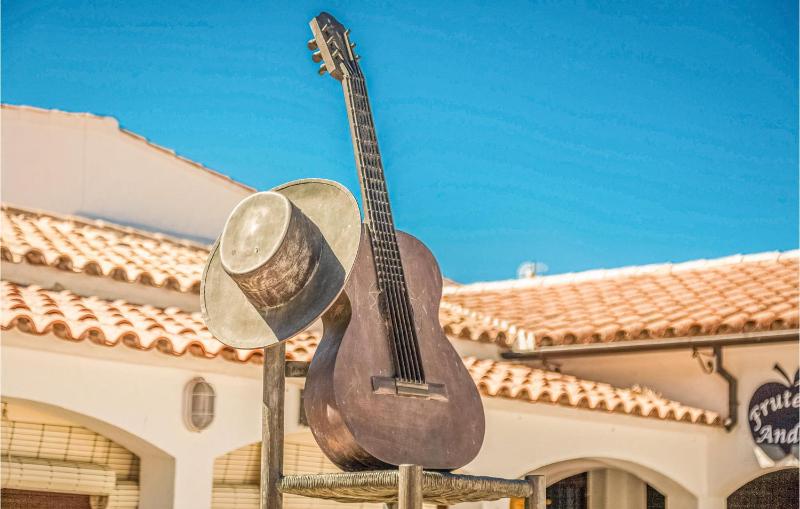 Three-Bedroom Holiday Home  image 2