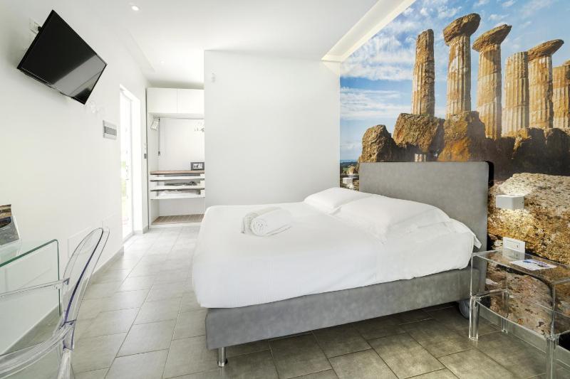 Superior Double Room with Private No Heated Pool image 1