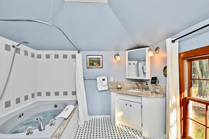 Superior King Suite image 3