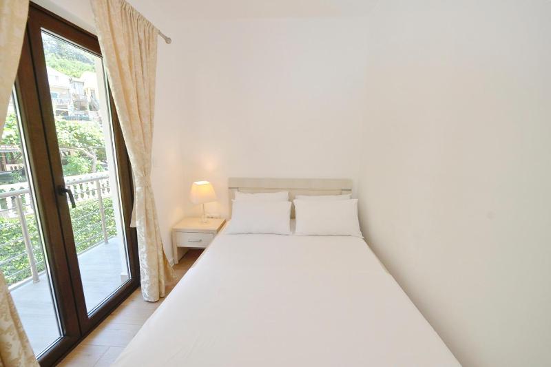 Two-Bedroom Apartment with Balcony and Sea View image 3