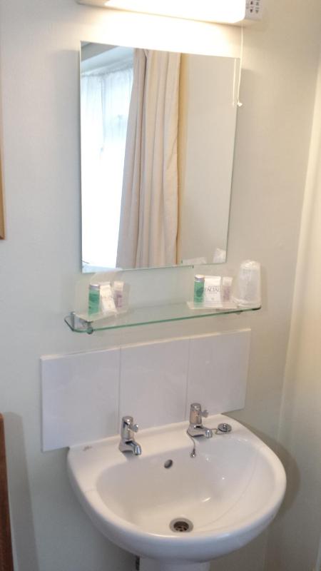 Twin Room with Shared Bathroom image 2