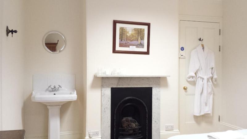 Double Room with Shared Bathroom image 4