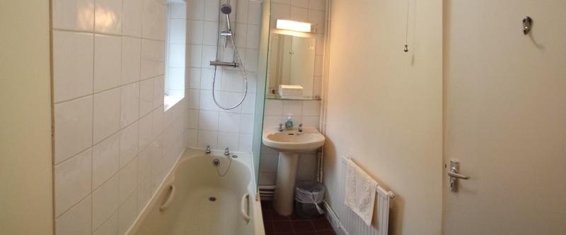 Single Room with Shared Shower and Toilet image 4