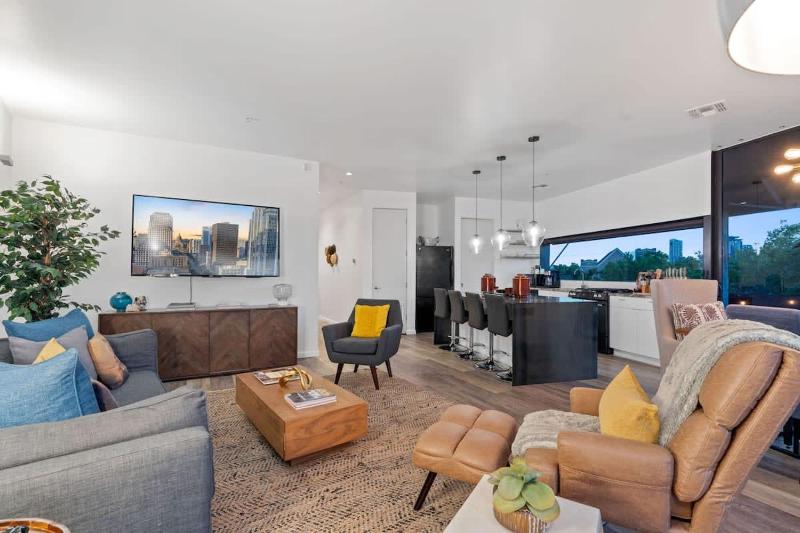 2BR Designer Condo on Trendy East 11th St Downtown Austin - image 11
