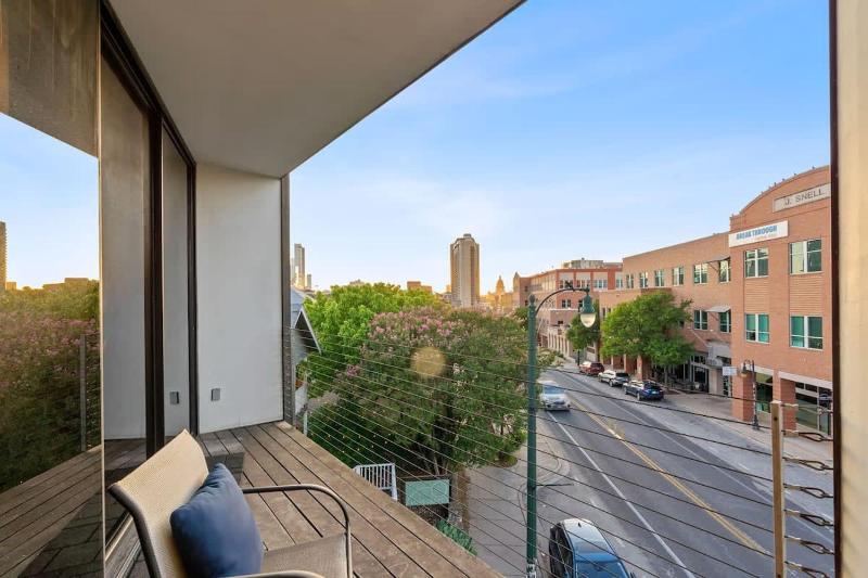 2BR Designer Condo on Trendy East 11th St Downtown Austin - image 13