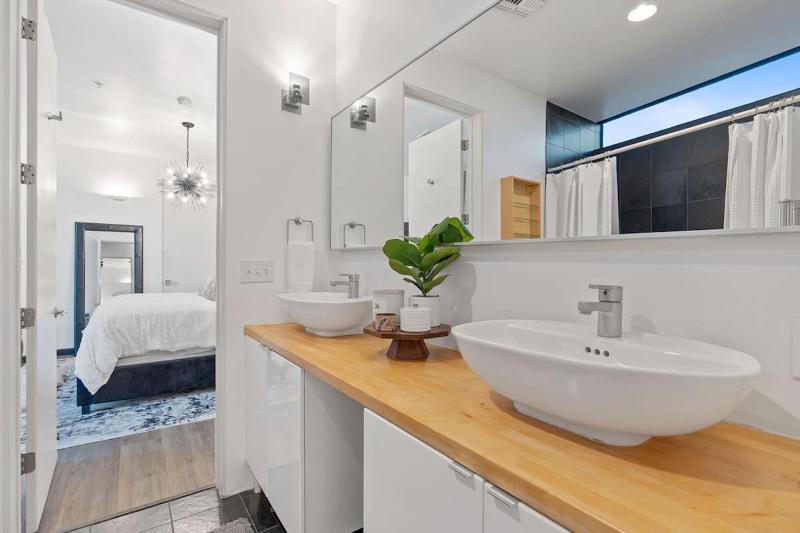 2BR Designer Condo on Trendy East 11th St Downtown Austin - image 15