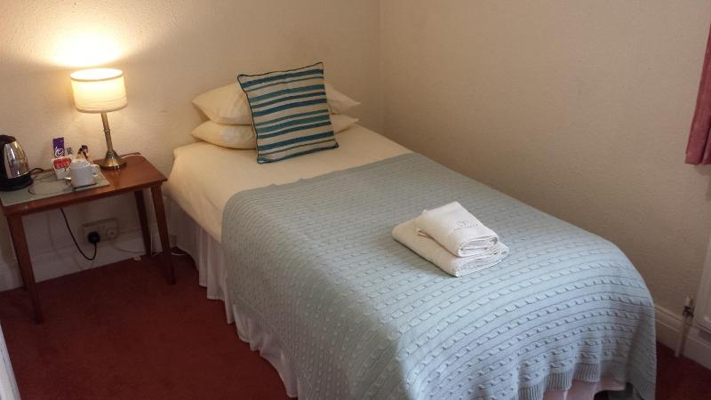 Standard Single Room with Shower image 4