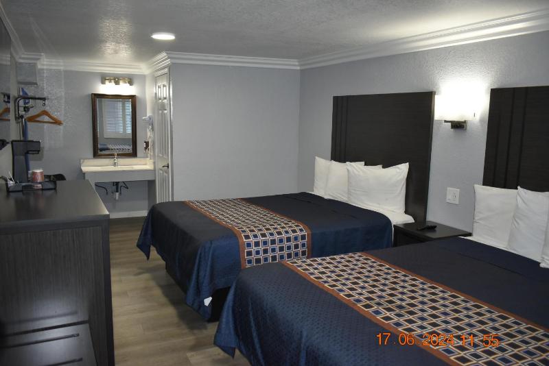 Queen Room with Two Queen Beds image 4
