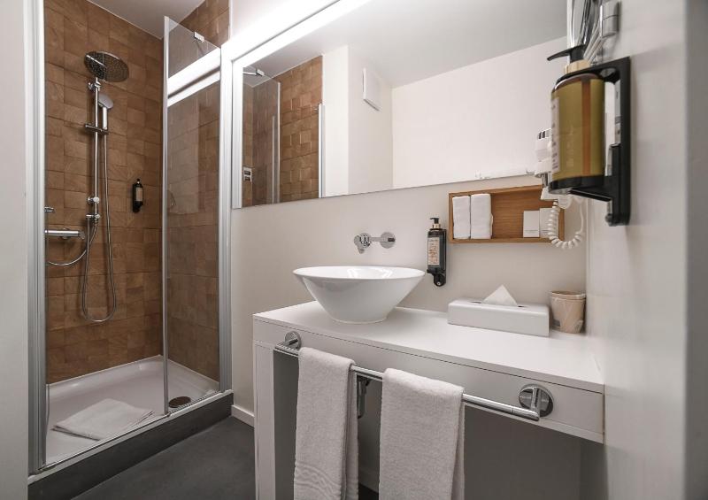 Double Room with Balcony image 4