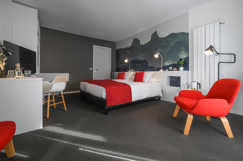 Double Room with Balcony image 3