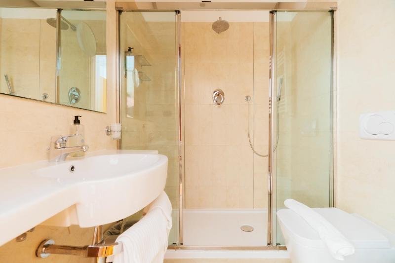 Double Room with Balcony image 4