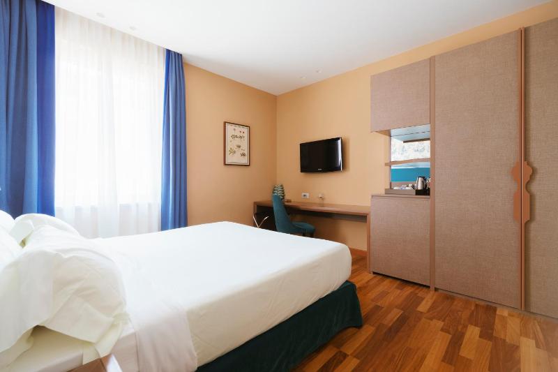 Deluxe Room image 4