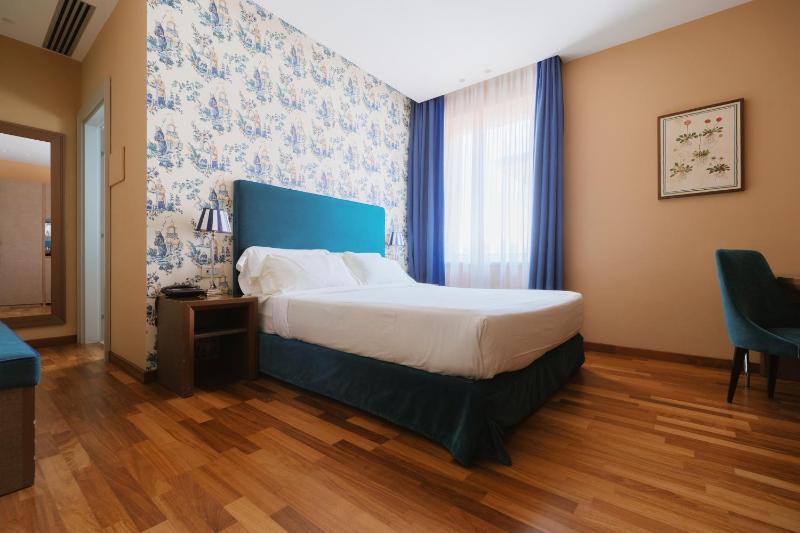 Deluxe Room image 3