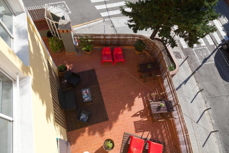 Family Room with Shared Bathroom (4 Adults) image 2