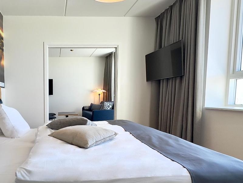 Suite with Balcony image 3