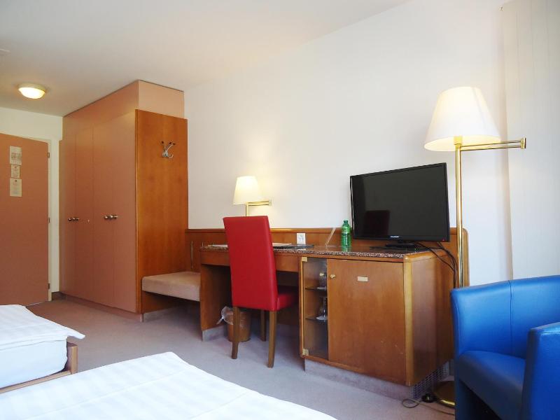 Double Room with Balcony image 4