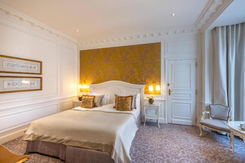 Superior King Room with City or Courtyard View image 3