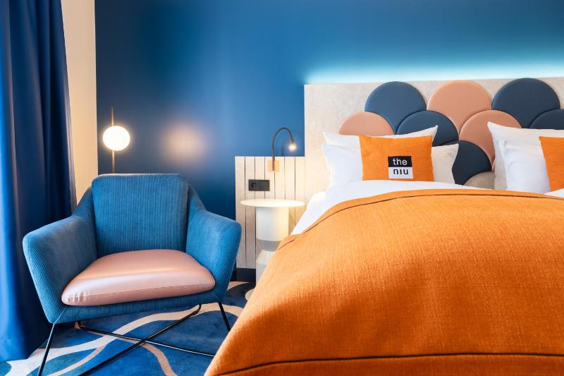 Standard Queen Room with Park View image 4