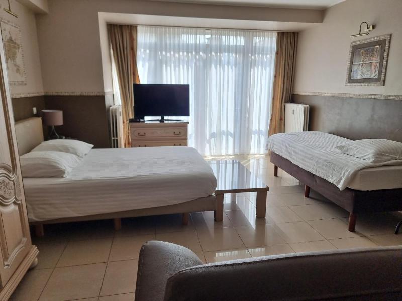 Studio with Bath image 2