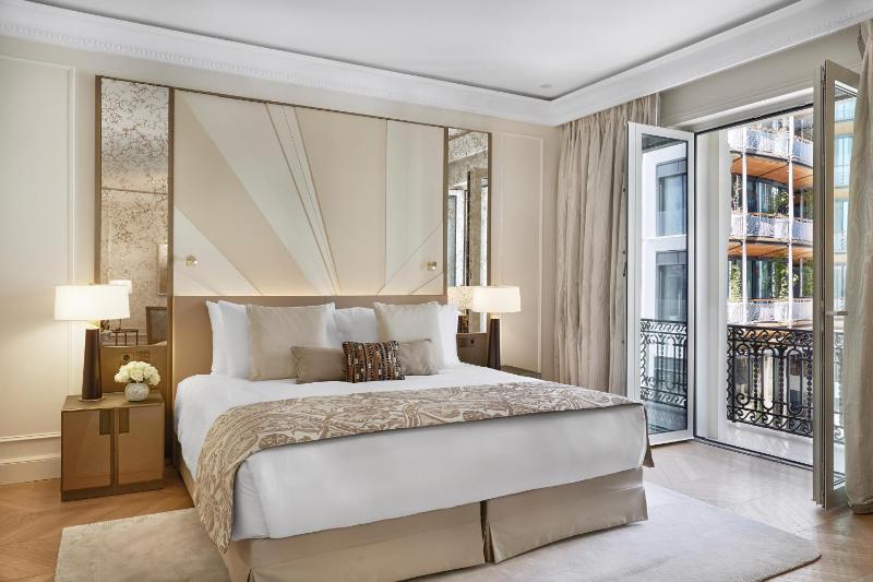 Junior Suite city or patio view image 1
