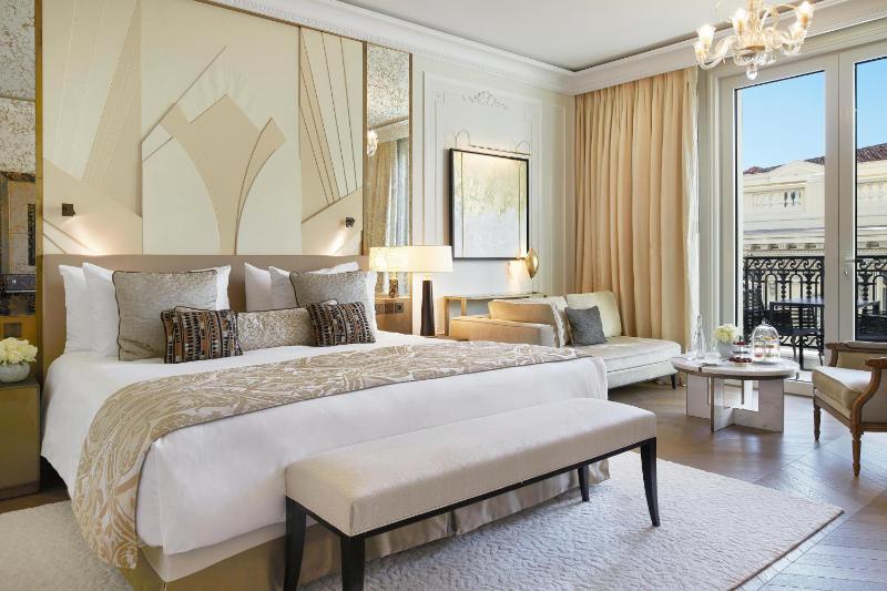 Deluxe room with City or Patio View image 1