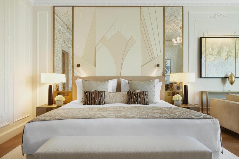 Deluxe room with City or Patio View image 4
