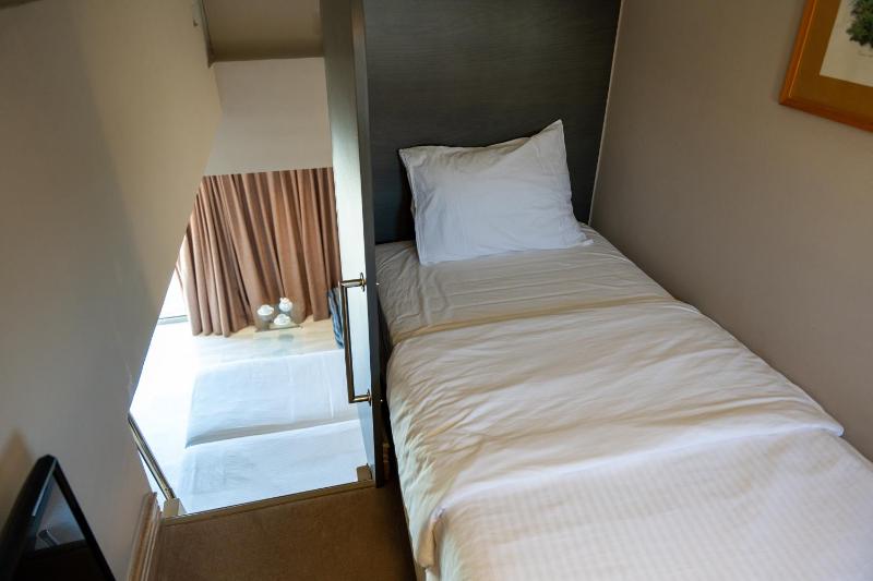 Deluxe Suite with Sea View image 3