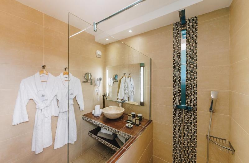 Suite with Sea View and Balcony  image 4