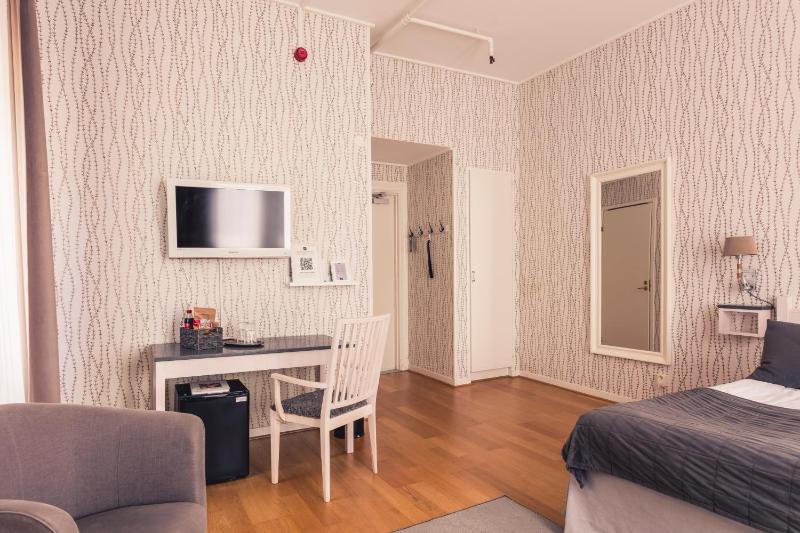 Family Room image 3
