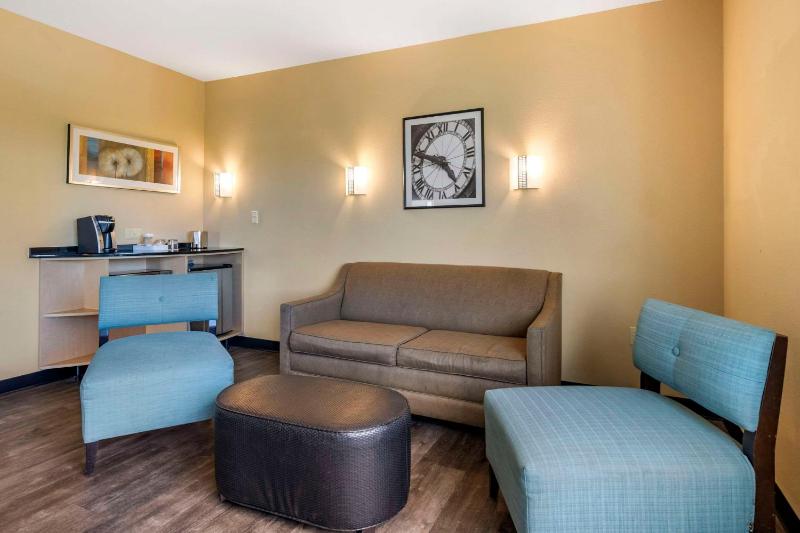 Queen Suite with Two Queen Beds image 3