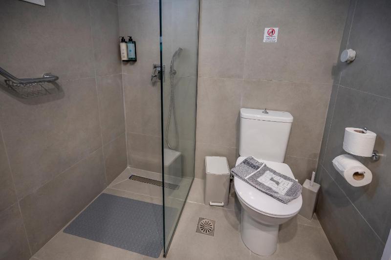 Deluxe Double or Twin Room image 2