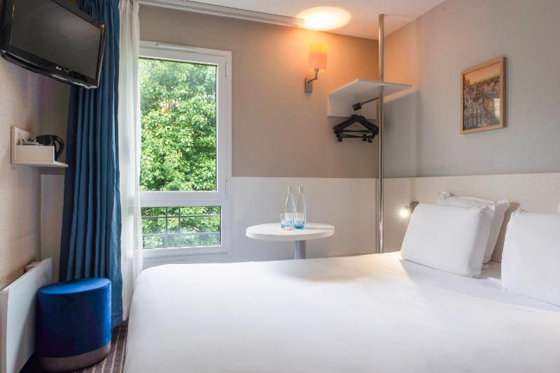 Standard Double Room image 3