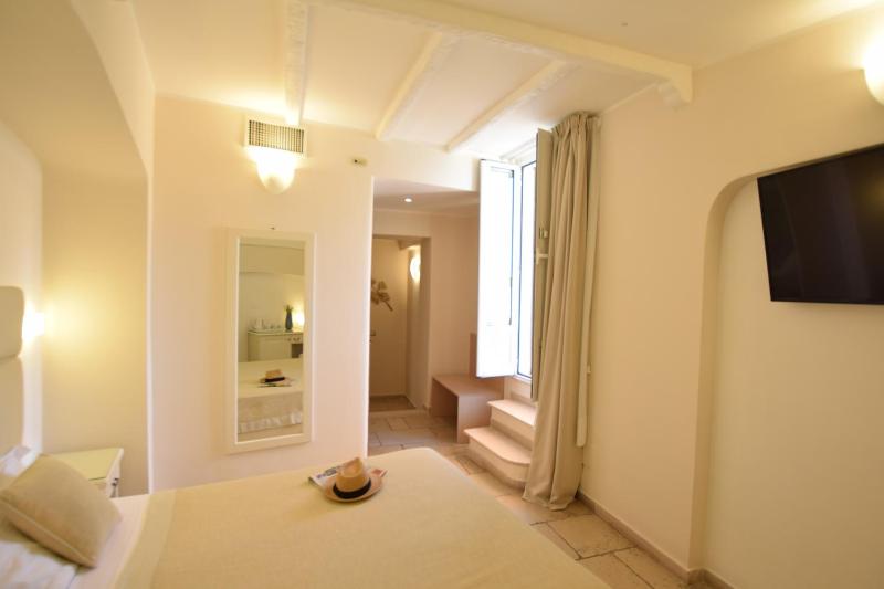Double or Twin Room with Terrace with Sea View image 3