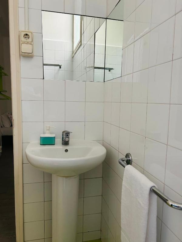 Twin Room with Private Bathroom image 4