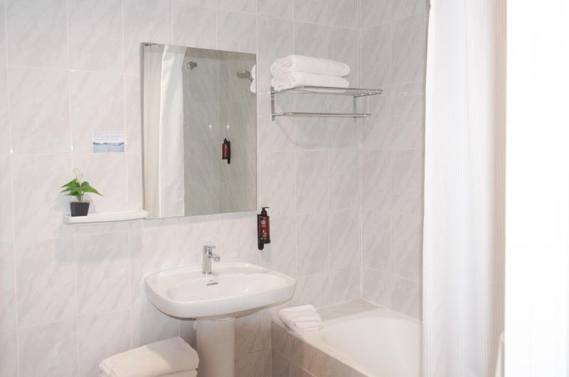 Twin Room with Balcony image 3