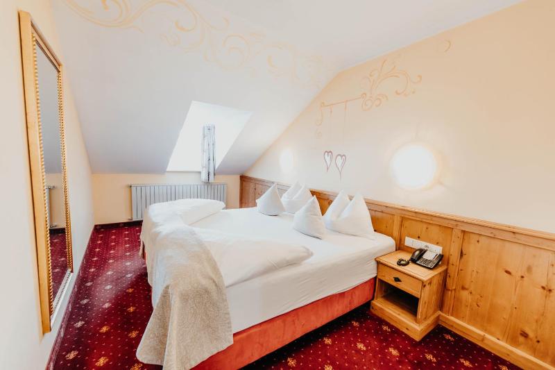 Standard Double Room image 3