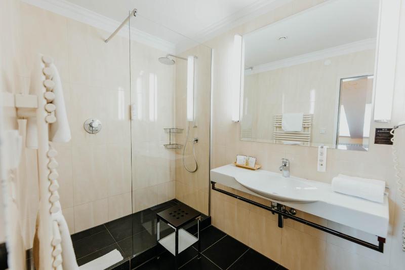 Standard Double Room image 4