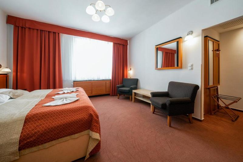 Superior Double Room with Balcony image 2
