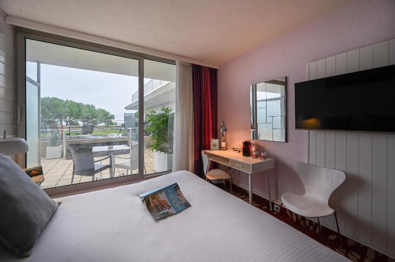 Double Room with Terrace - Sea View image 4