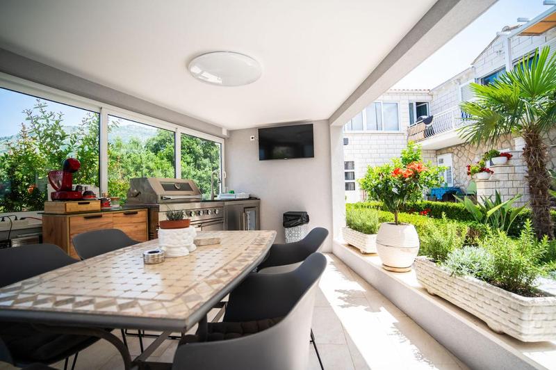 One-Bedroom Apartment image 1