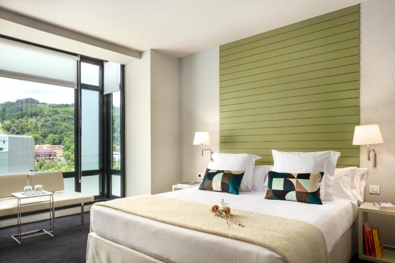 Deluxe Room with Guggenheim views image 1