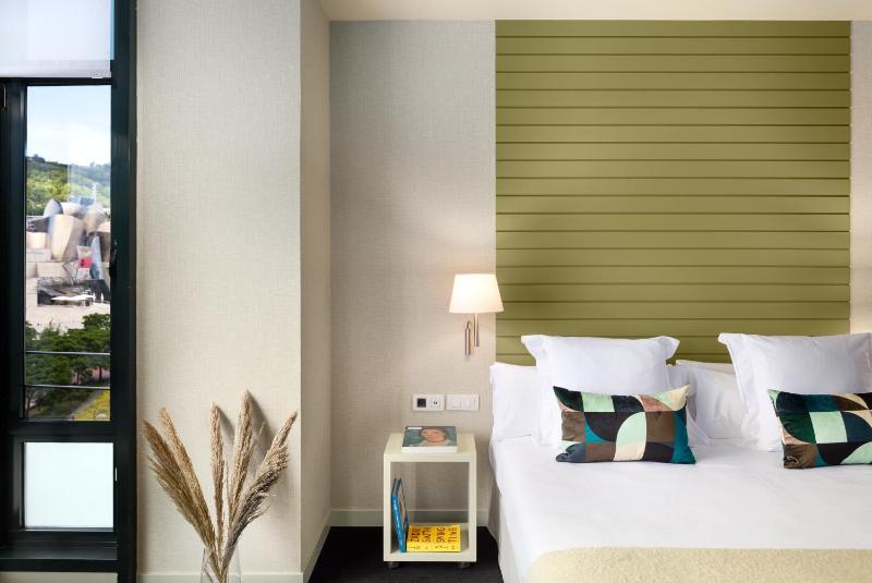 Deluxe Room with Guggenheim views image 4