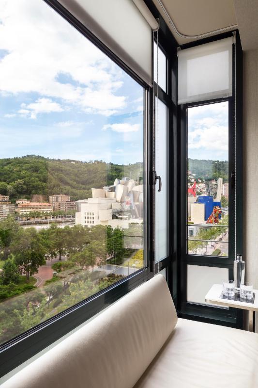 Deluxe Room with Guggenheim views image 3
