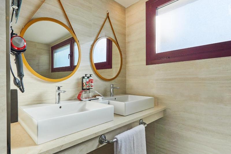 Comfort Double Room with terrace and city views image 3